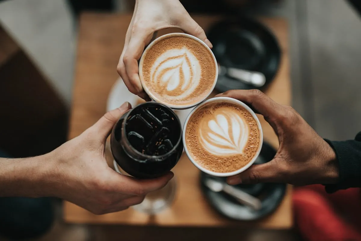 Barista valmistaa tuoretta kahvia Oakmeadowworksissa